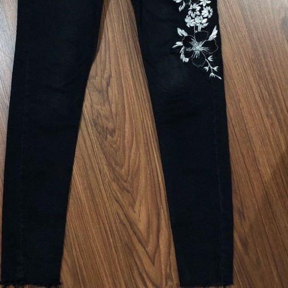 Zara jeans with flower detailing - Picture 4 of 5